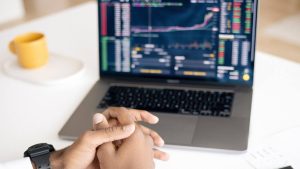 Mengenal Insider Trading Dan Mengapa Itu Ilegal Menjaga Integritas Pasar Keuangan