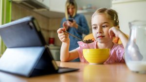 Tips Mengelola Gadget Saat Waktu Makan Bersama Keluarga Mengembalikan Kehangatan Di Meja Makan