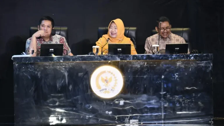 Mengukuhkan Fondasi Bangsa Wawasan Kebangsaan Peserta Lcc Empat Pilar Riau Pukau Plt Sekjen Mpr